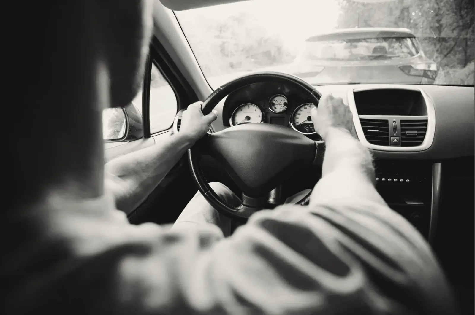 Conductor con las manos en el volante durante un trayecto