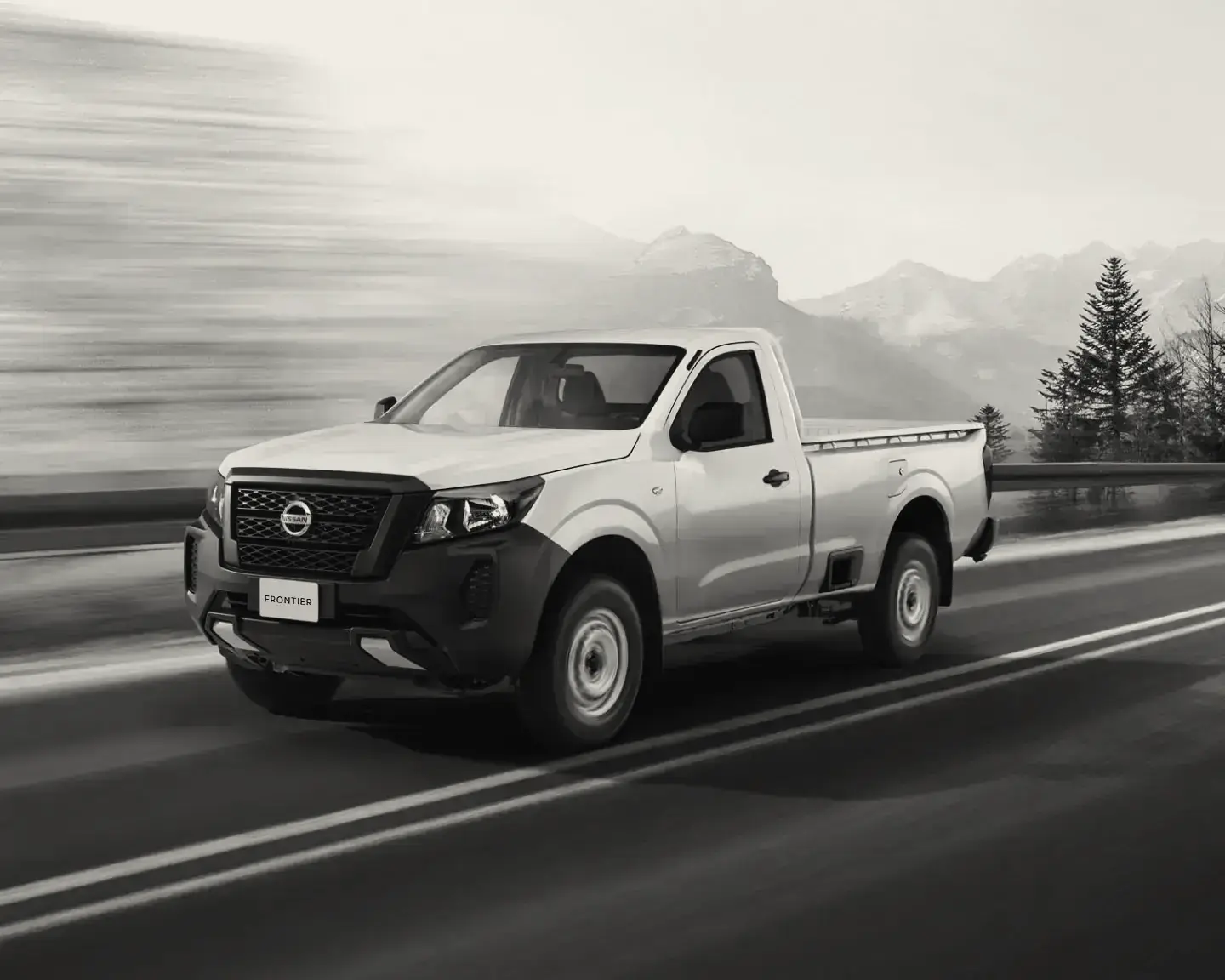 Camioneta de platón blanca en carretera de montaña