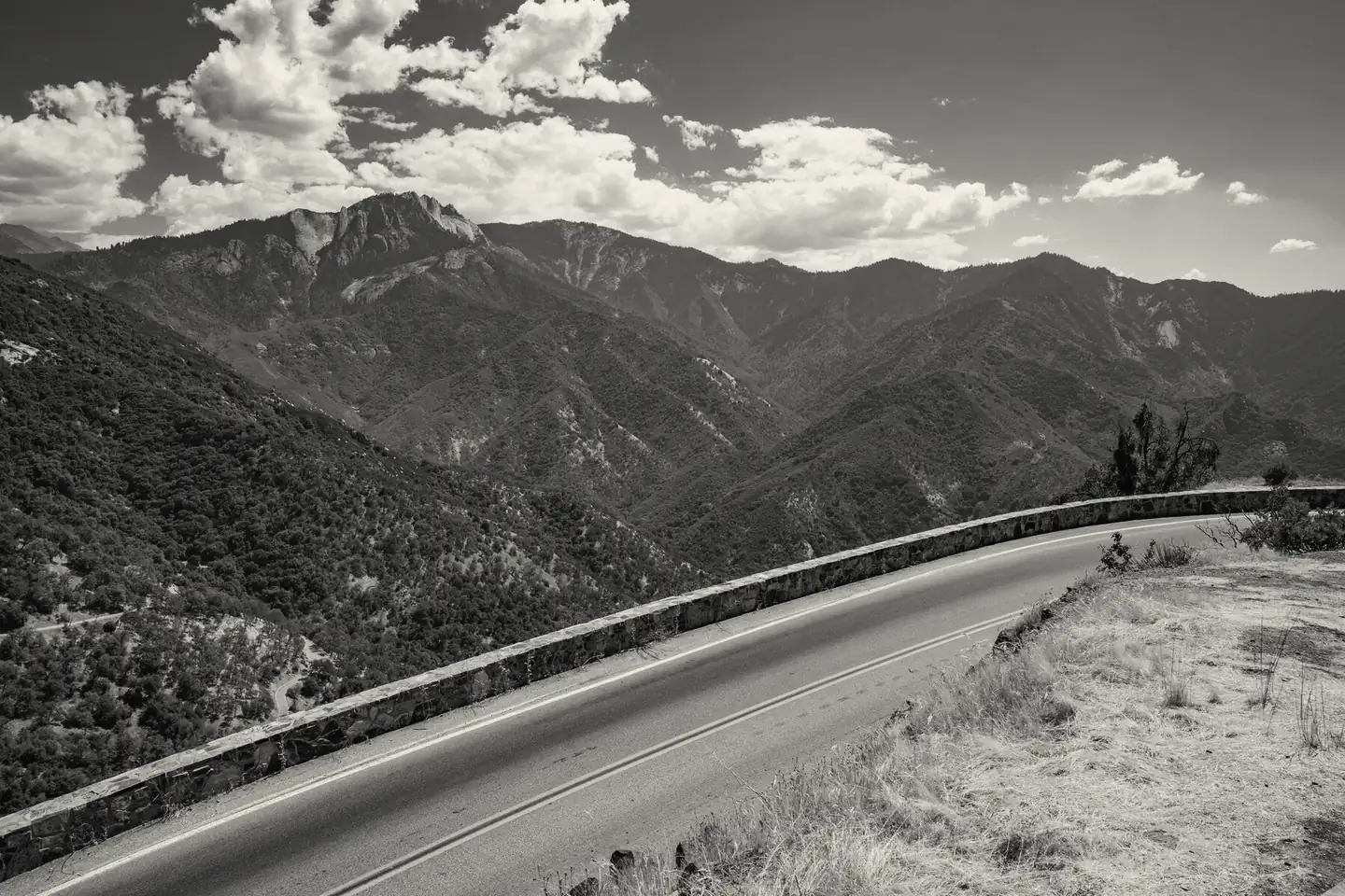 Carretera de montaña con vista a la cordillera