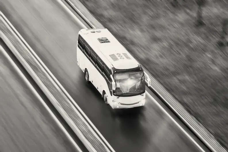 Bus de pasajeros en movimiento por una autopista