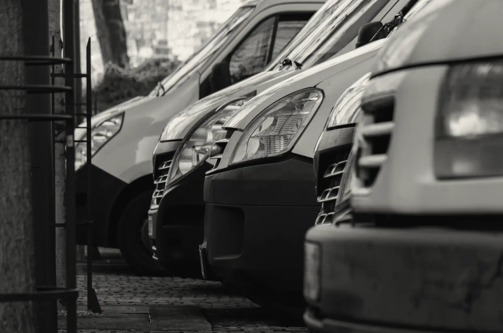 Frentes de varias vans estacionadas en fila